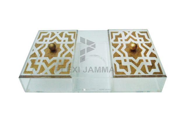 علبة حلويات مع علبة محارم