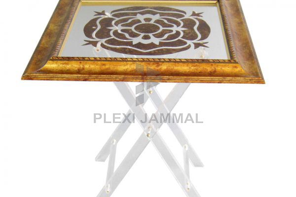 طاولة مربعة مع برواز برونز