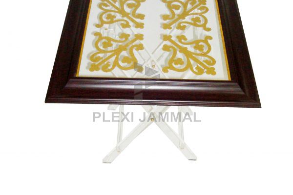 طاولة مربعة مع برواز بني